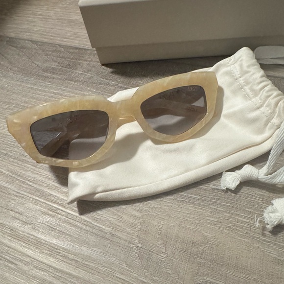 Dezi On Read Sunglasses Bundle - Picture 5 of 6